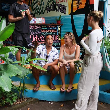 Gili Beach Bum Hostel กีลีตราวางัน ภายนอก รูปภาพ