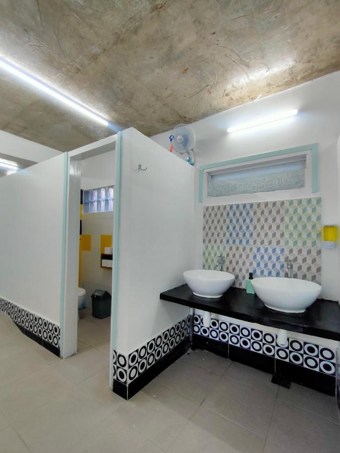 Gili Beach Bum Hostel กีลีตราวางัน ภายนอก รูปภาพ