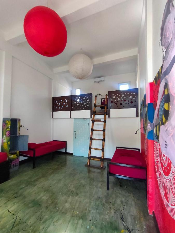 Gili Beach Bum Hostel กีลีตราวางัน ภายนอก รูปภาพ