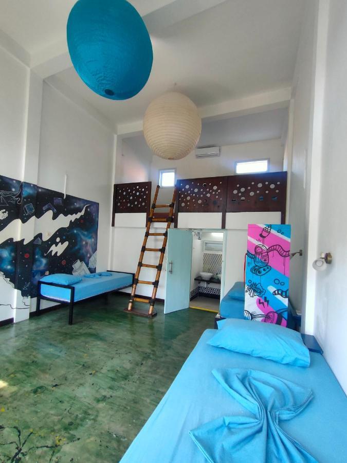 Gili Beach Bum Hostel กีลีตราวางัน ภายนอก รูปภาพ