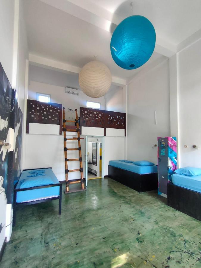 Gili Beach Bum Hostel กีลีตราวางัน ภายนอก รูปภาพ