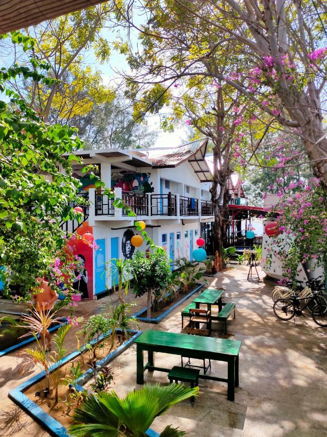 Gili Beach Bum Hostel กีลีตราวางัน ภายนอก รูปภาพ