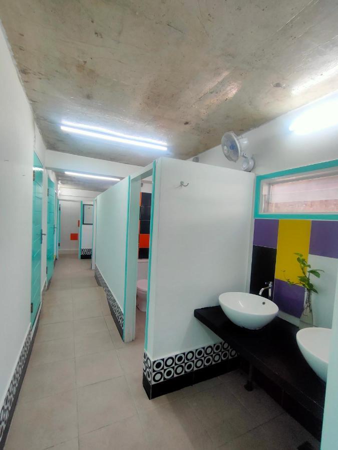 Gili Beach Bum Hostel กีลีตราวางัน ภายนอก รูปภาพ