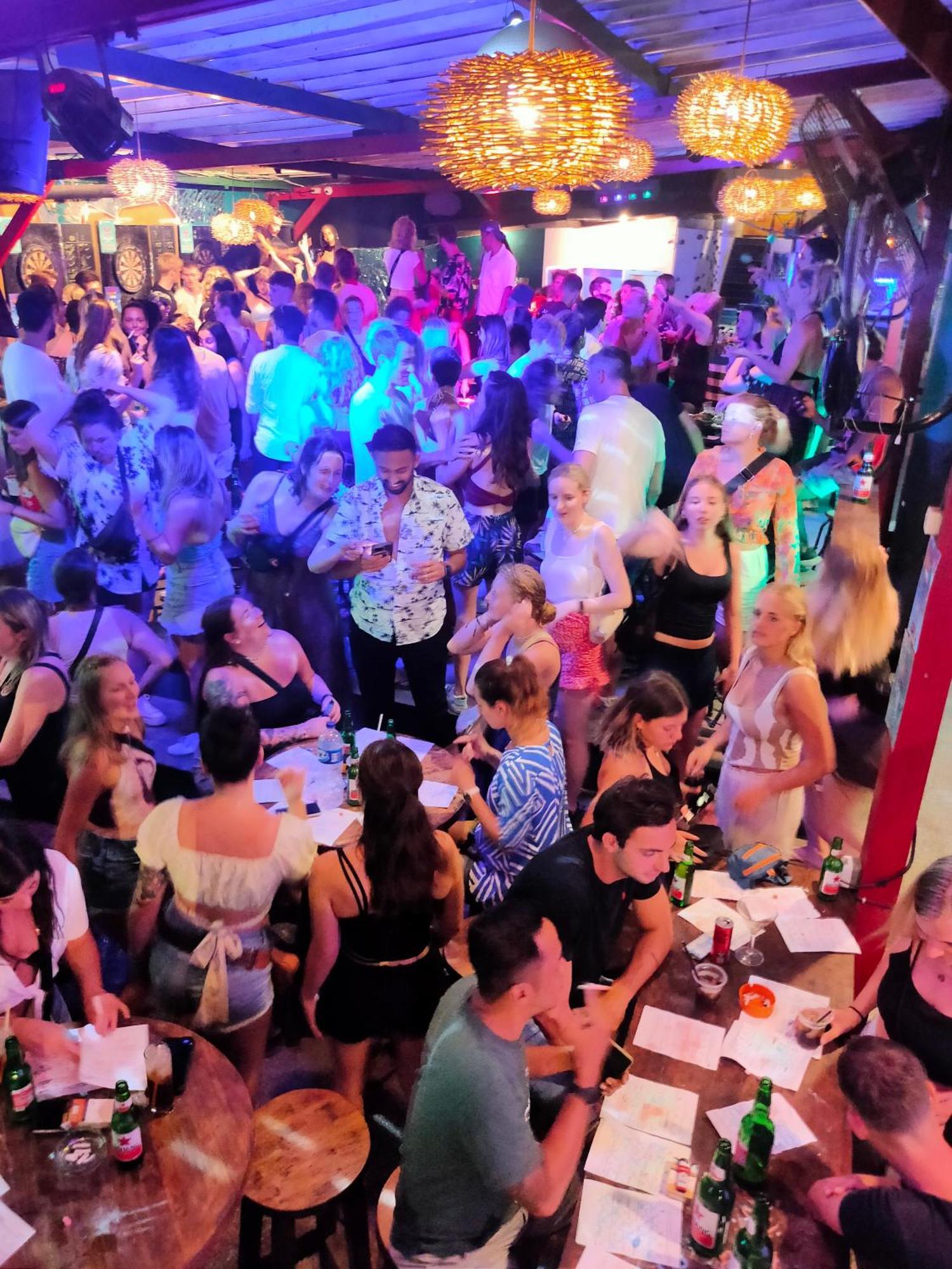 Gili Beach Bum Hostel กีลีตราวางัน ภายนอก รูปภาพ
