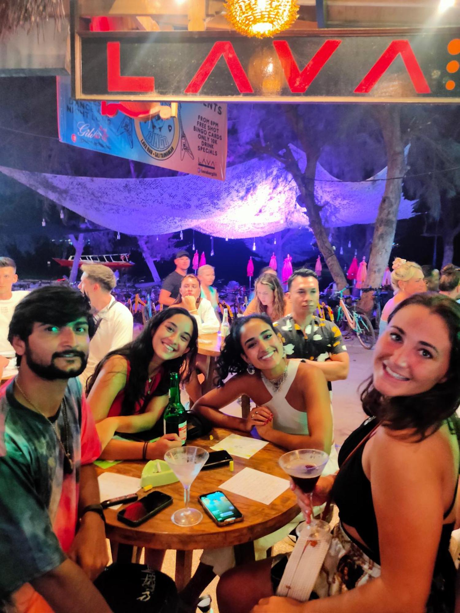 Gili Beach Bum Hostel กีลีตราวางัน ภายนอก รูปภาพ