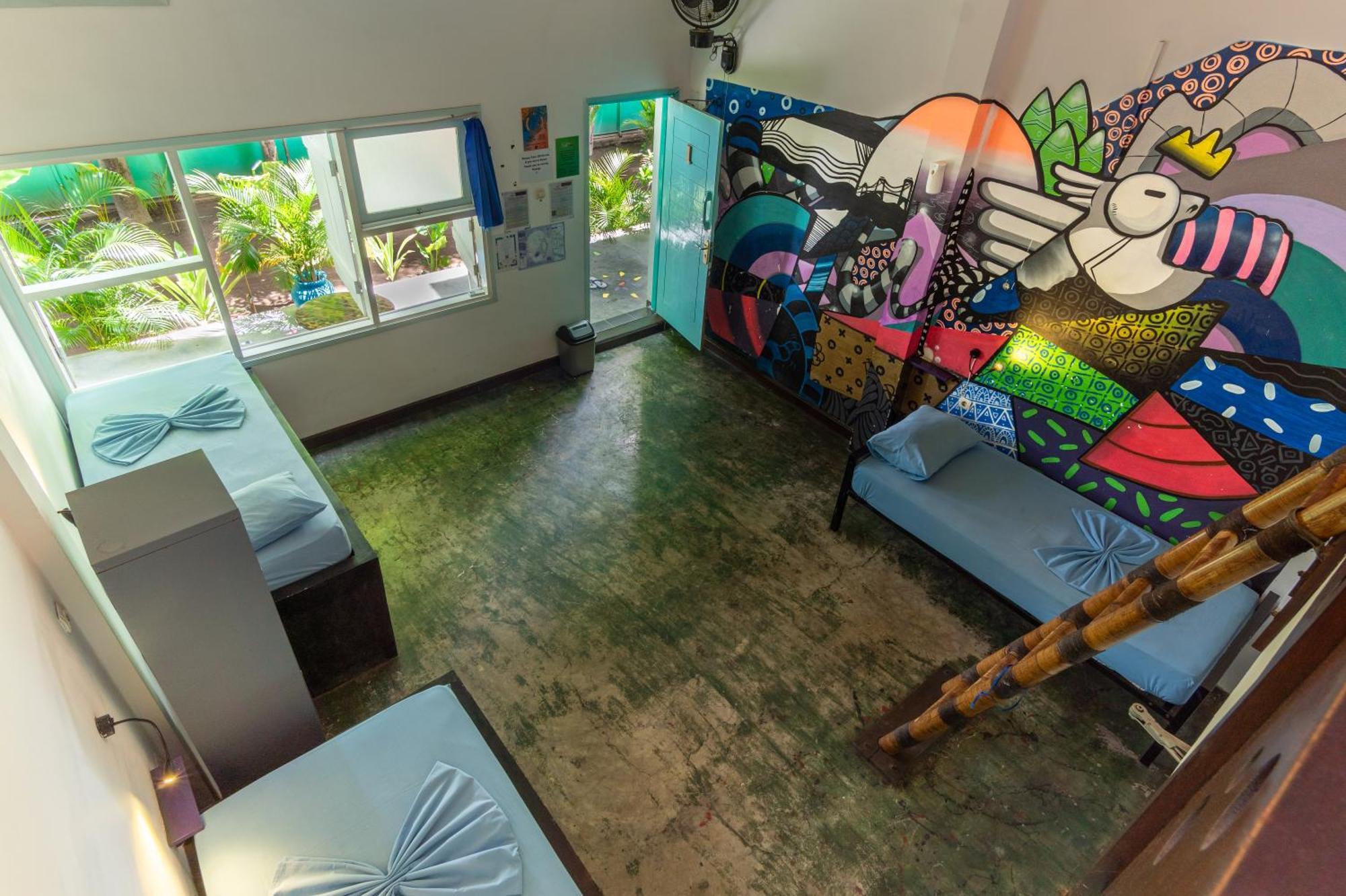 Gili Beach Bum Hostel กีลีตราวางัน ภายนอก รูปภาพ
