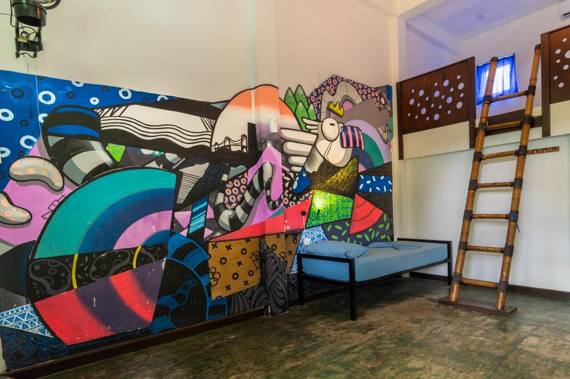 Gili Beach Bum Hostel กีลีตราวางัน ภายนอก รูปภาพ