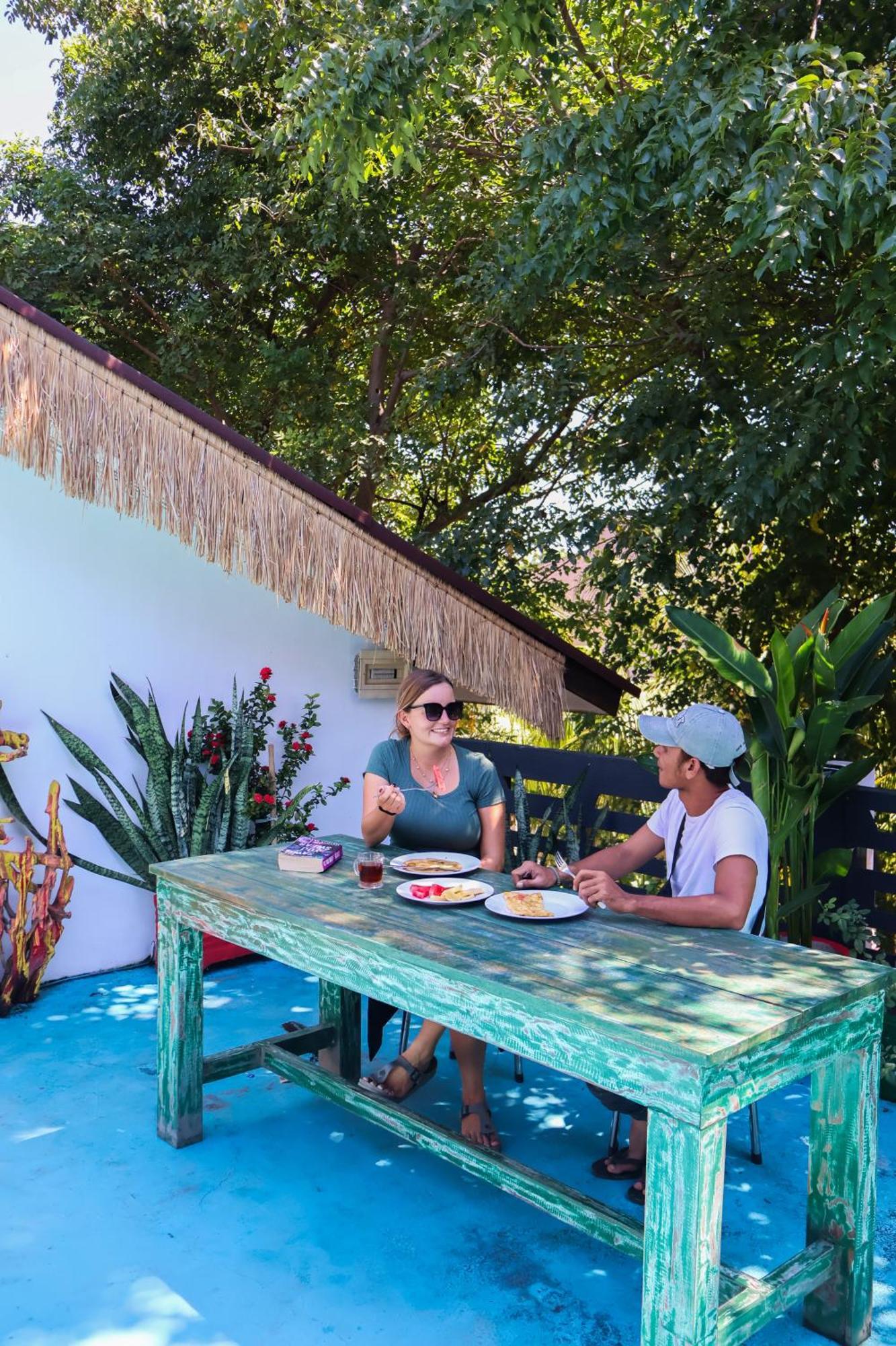 Gili Beach Bum Hostel กีลีตราวางัน ภายนอก รูปภาพ