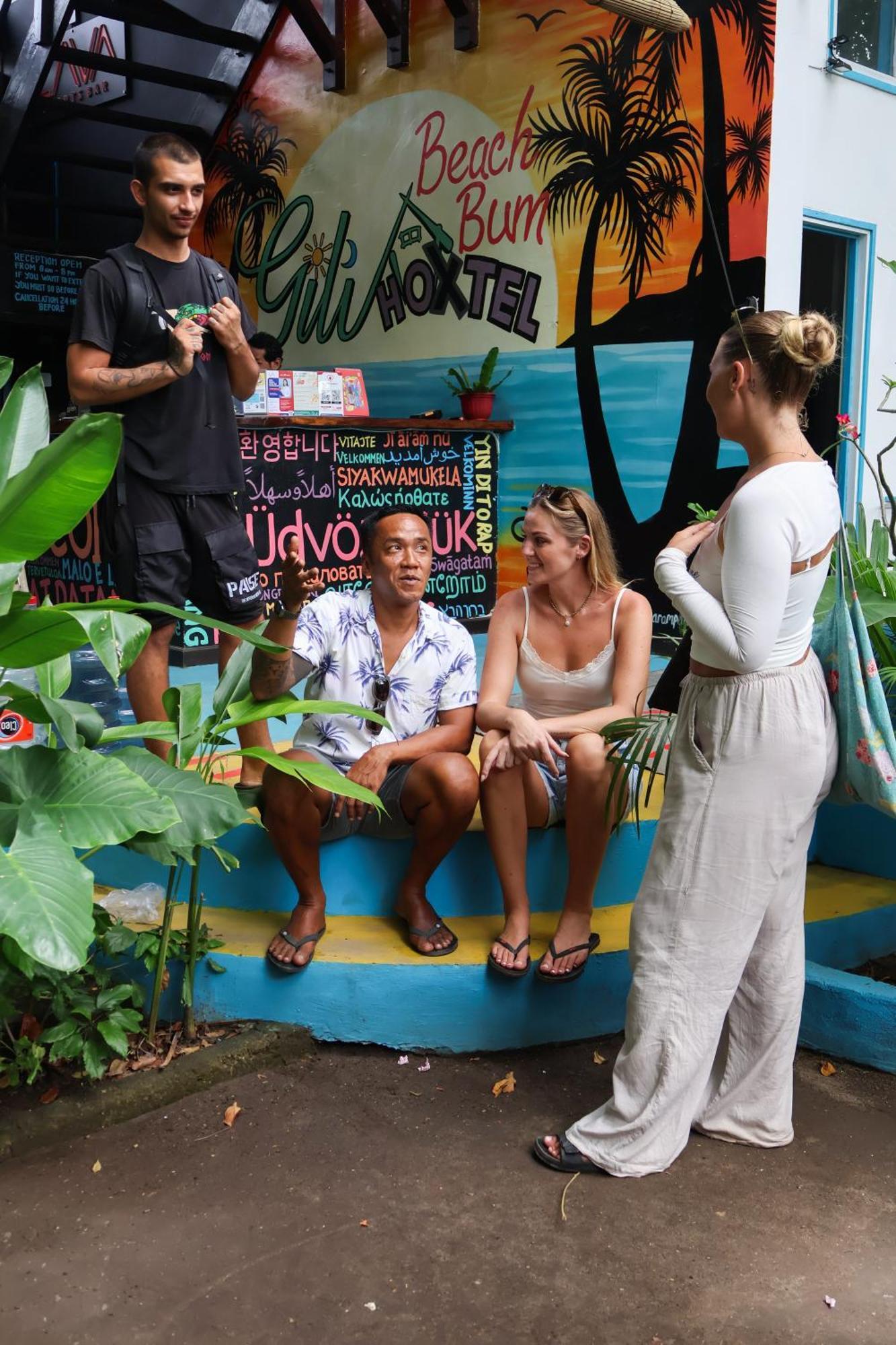Gili Beach Bum Hostel กีลีตราวางัน ภายนอก รูปภาพ