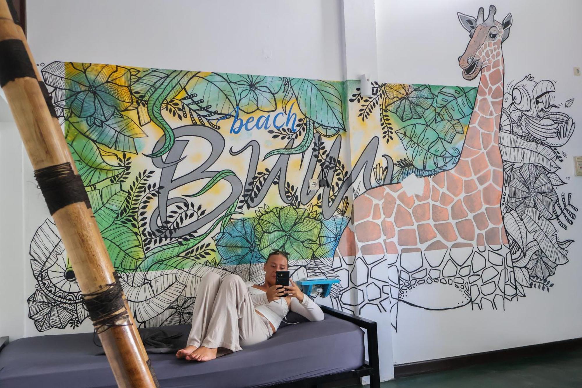 Gili Beach Bum Hostel กีลีตราวางัน ภายนอก รูปภาพ