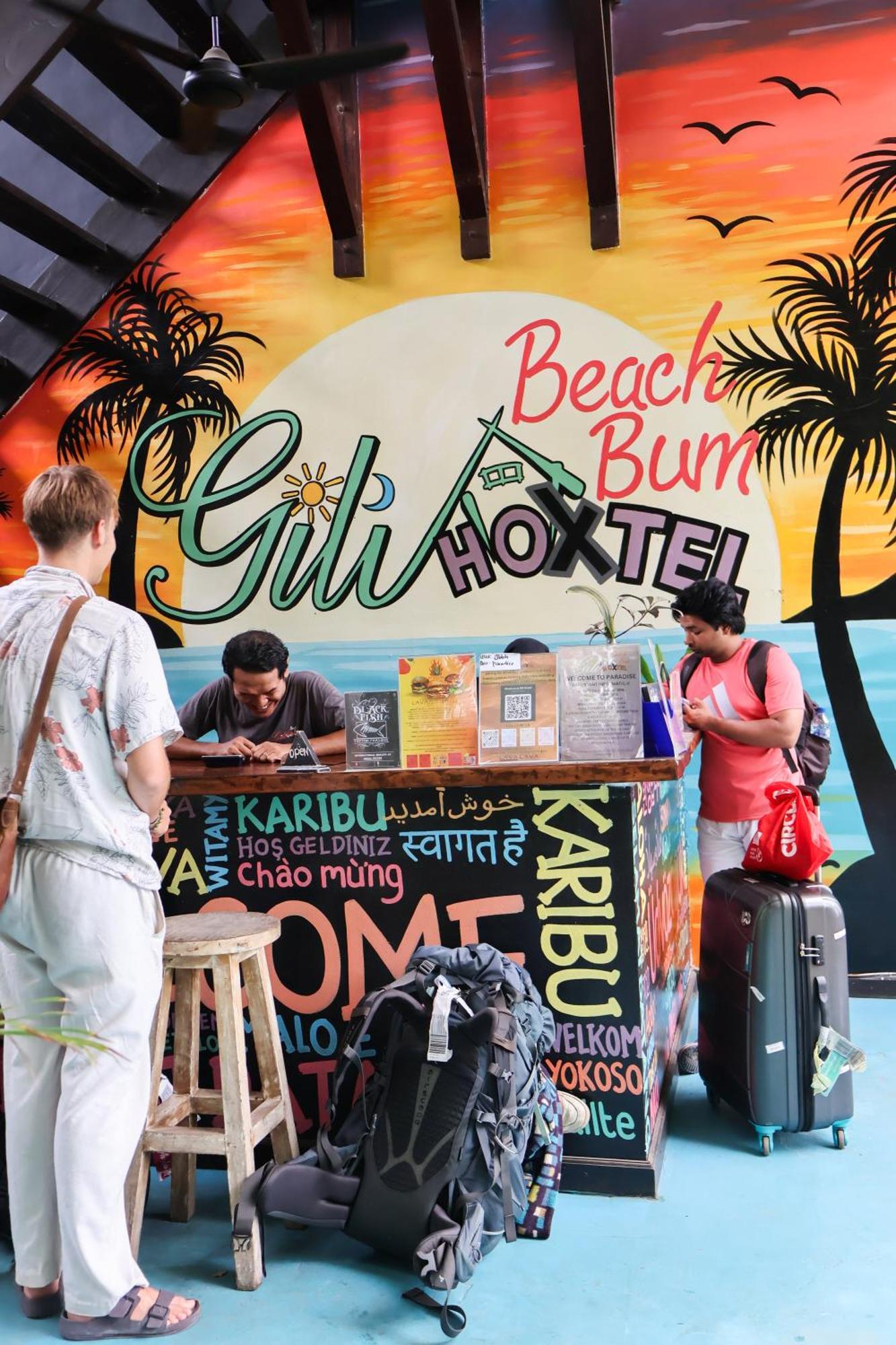 Gili Beach Bum Hostel กีลีตราวางัน ภายนอก รูปภาพ