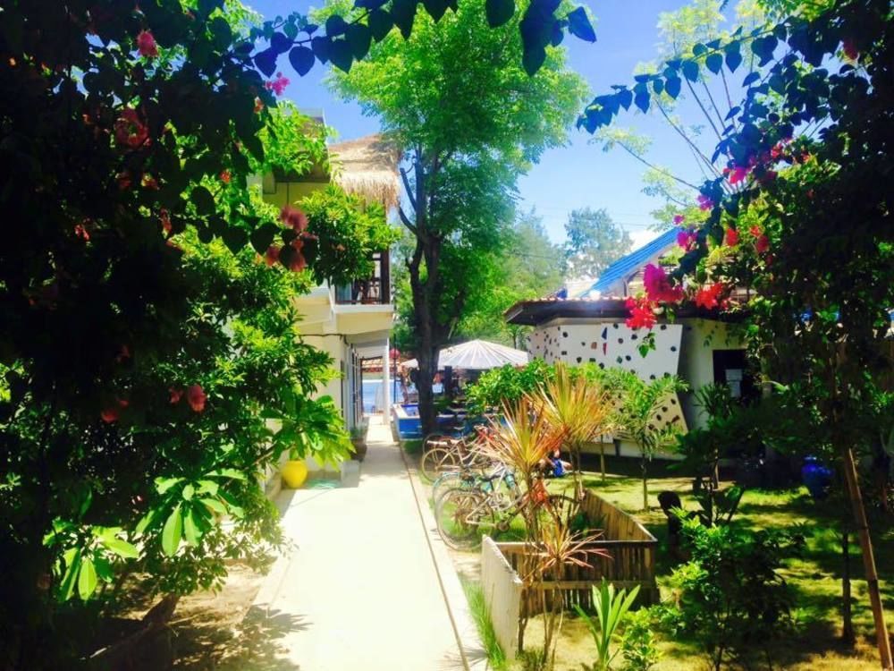 Gili Beach Bum Hostel กีลีตราวางัน ภายนอก รูปภาพ