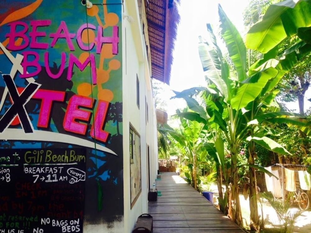 Gili Beach Bum Hostel กีลีตราวางัน ภายนอก รูปภาพ