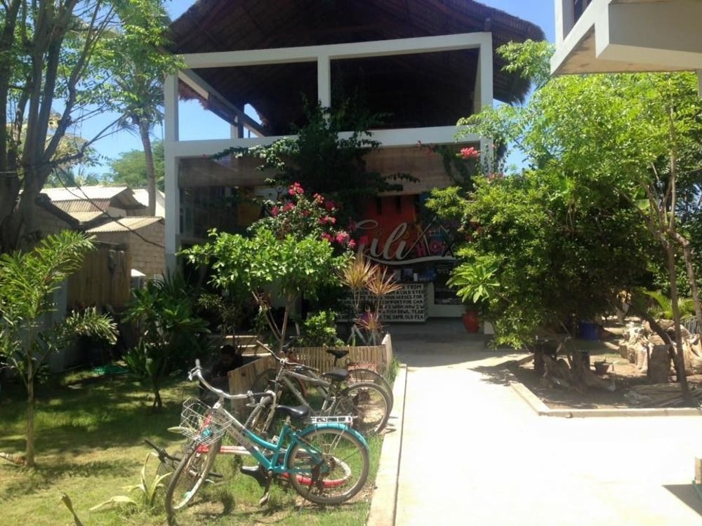 Gili Beach Bum Hostel กีลีตราวางัน ภายนอก รูปภาพ