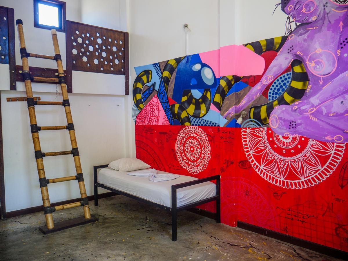 Gili Beach Bum Hostel กีลีตราวางัน ภายนอก รูปภาพ