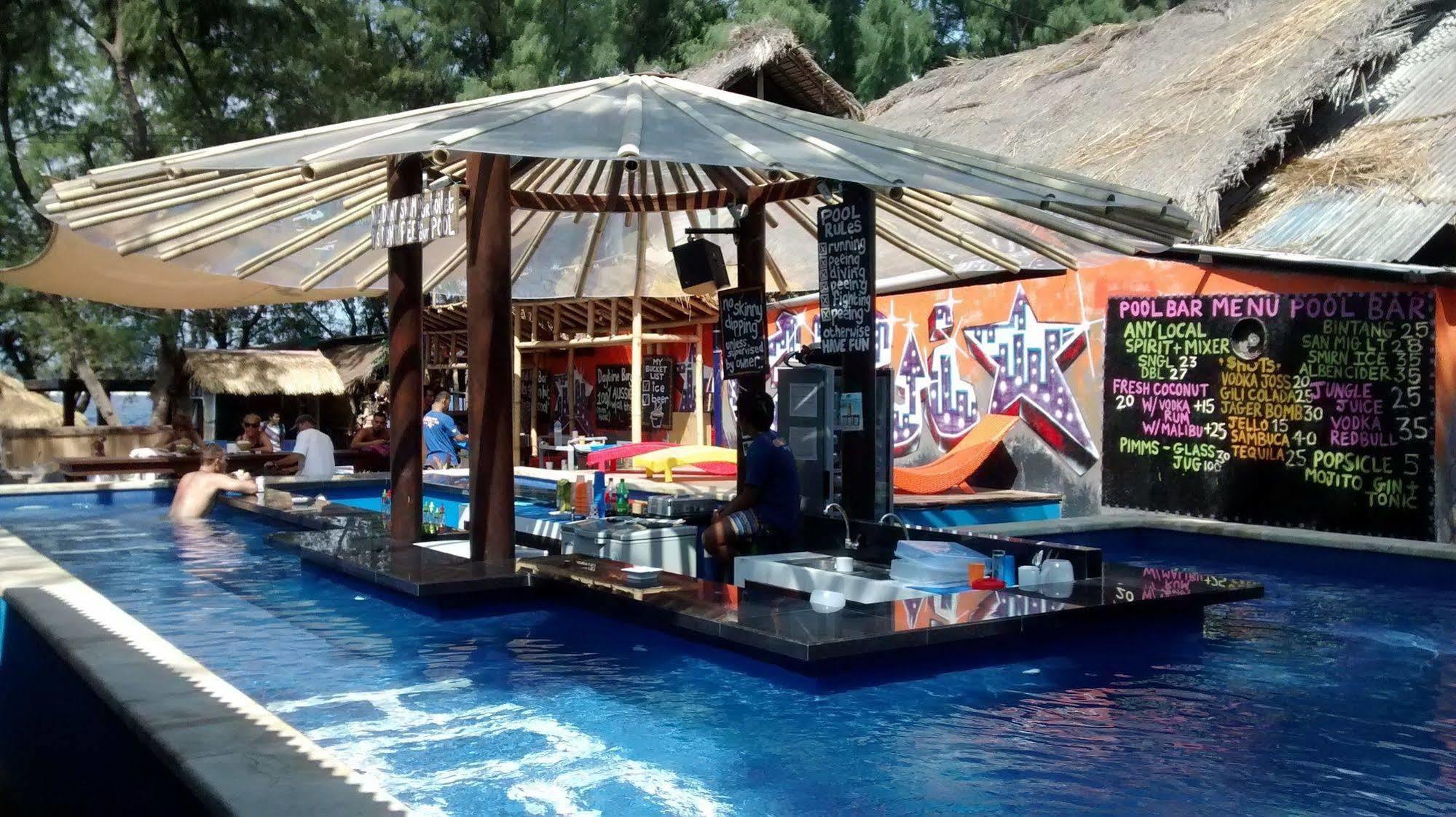 Gili Beach Bum Hostel กีลีตราวางัน ภายนอก รูปภาพ